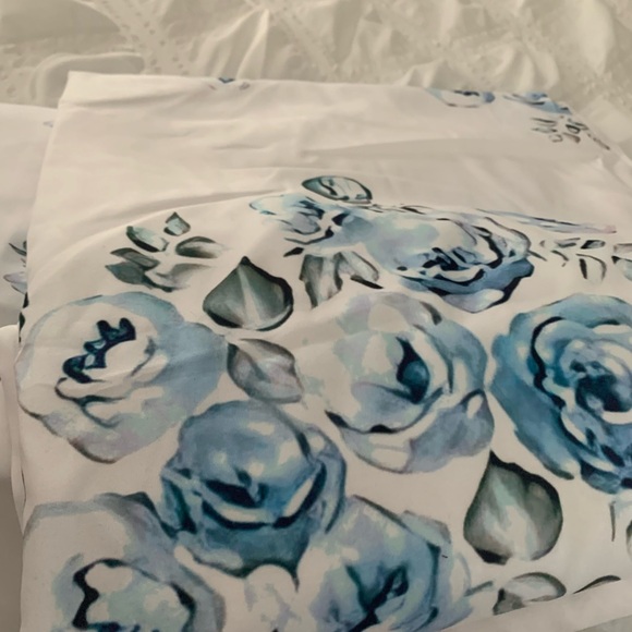Beautiful and very soft duvet with king pillow shams - Picture 5 of 5